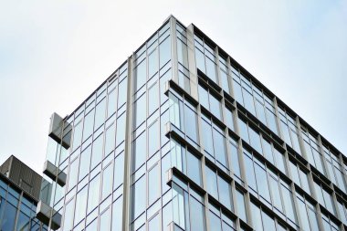 Çağdaş mimarinin, beton ve camdan duvarlar soyut parçası. Cam giydirme cephe modern ofis binası