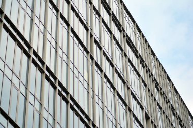 Çağdaş mimarinin, beton ve camdan duvarlar soyut parçası. Cam giydirme cephe modern ofis binası