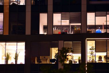 Çağdaş mimarinin, beton ve camdan duvarlar soyut parçası. Cam giydirme cephe modern ofis binası