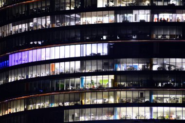 Çağdaş mimarinin, beton ve camdan duvarlar soyut parçası. Cam giydirme cephe modern ofis binası