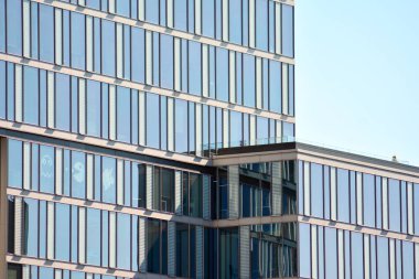 Çağdaş mimarinin, beton ve camdan duvarlar soyut parçası. Cam giydirme cephe modern ofis binası