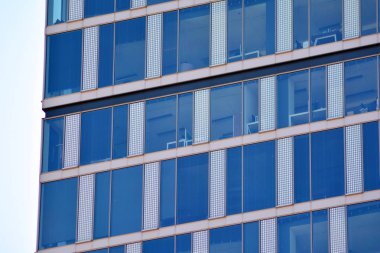 Çağdaş mimarinin, beton ve camdan duvarlar soyut parçası. Cam giydirme cephe modern ofis binası