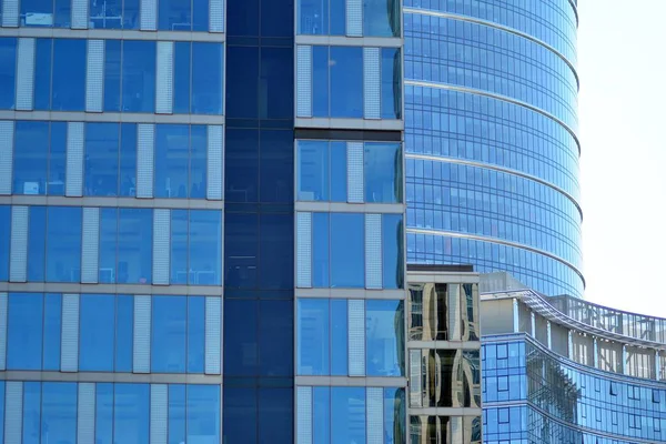 現代建築の抽象的なフラグメントは ガラスとコンクリートで作られた壁 近代的なオフィスビルのガラス カーテンの壁 — ストック写真