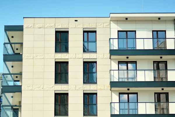  Çağdaş mimarinin soyut parçası. Konut modern bina