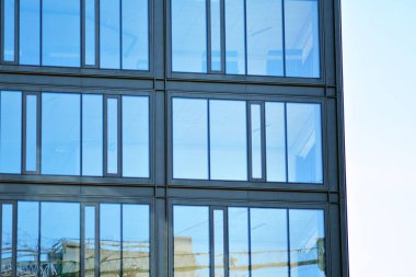 Çağdaş mimarinin, beton ve camdan duvarlar soyut parçası. Cam giydirme cephe modern ofis binası