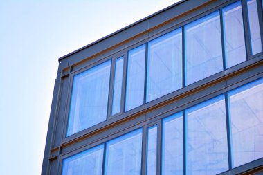 Çağdaş mimarinin, beton ve camdan duvarlar soyut parçası. Cam giydirme cephe modern ofis binası