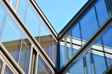 Çağdaş mimarinin, beton ve camdan duvarlar soyut parçası. Cam giydirme cephe modern ofis binası