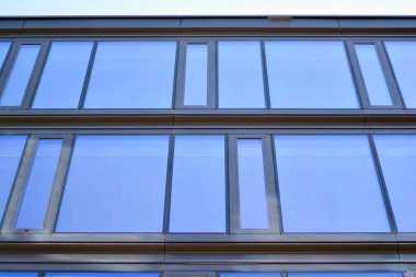 Çağdaş mimarinin, beton ve camdan duvarlar soyut parçası. Cam giydirme cephe modern ofis binası