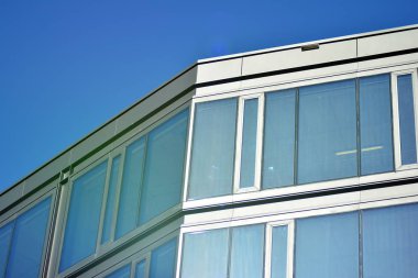 Çağdaş mimarinin, beton ve camdan duvarlar soyut parçası. Cam giydirme cephe modern ofis binası