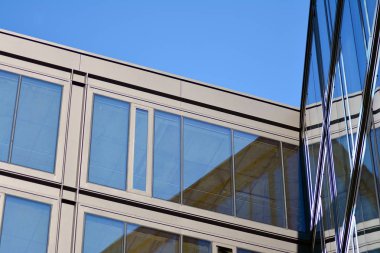 Çağdaş mimarinin, beton ve camdan duvarlar soyut parçası. Cam giydirme cephe modern ofis binası