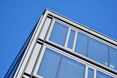 Çağdaş mimarinin, beton ve camdan duvarlar soyut parçası. Cam giydirme cephe modern ofis binası