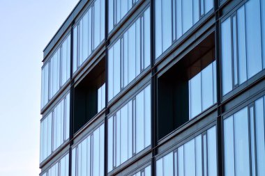 Çağdaş mimarinin, beton ve camdan duvarlar soyut parçası. Cam giydirme cephe modern ofis binası