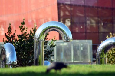 Genel Sanat yükleme önünde modern bina. Dekoratif Paslanmaz çelik borular