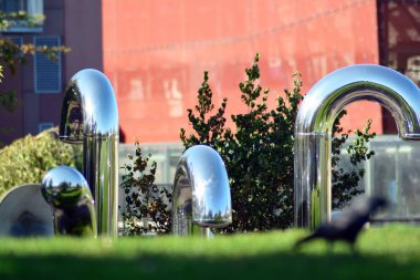 Genel Sanat yükleme önünde modern bina. Dekoratif Paslanmaz çelik borular