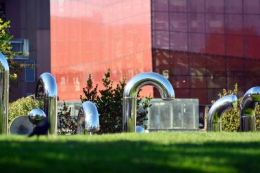 Genel Sanat yükleme önünde modern bina. Dekoratif Paslanmaz çelik borular