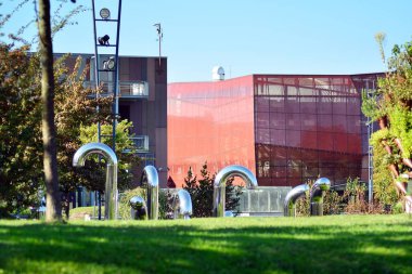 Genel Sanat yükleme önünde modern bina. Dekoratif Paslanmaz çelik borular