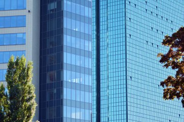 Çağdaş mimarinin, beton ve camdan duvarlar soyut parçası. Cam giydirme cephe modern ofis binası