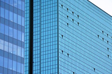 Çağdaş mimarinin, beton ve camdan duvarlar soyut parçası. Cam giydirme cephe modern ofis binası