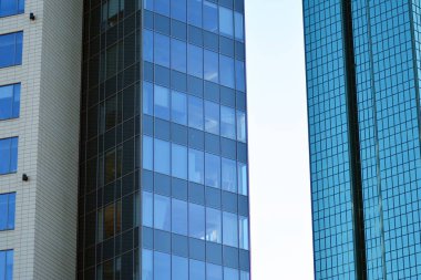 Çağdaş mimarinin, beton ve camdan duvarlar soyut parçası. Cam giydirme cephe modern ofis binası