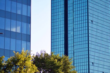 Çağdaş mimarinin, beton ve camdan duvarlar soyut parçası. Cam giydirme cephe modern ofis binası