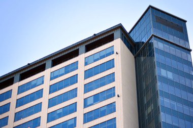 Çağdaş mimarinin, beton ve camdan duvarlar soyut parçası. Cam giydirme cephe modern ofis binası