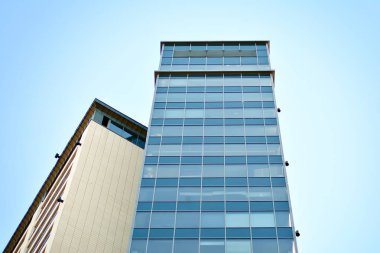 Çağdaş mimarinin, beton ve camdan duvarlar soyut parçası. Cam giydirme cephe modern ofis binası