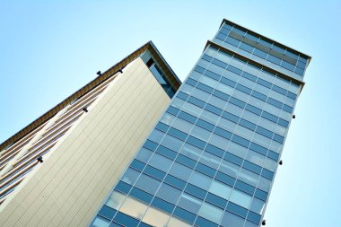 Çağdaş mimarinin, beton ve camdan duvarlar soyut parçası. Cam giydirme cephe modern ofis binası