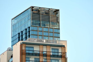 Çağdaş mimarinin soyut parçası. Konut modern bina