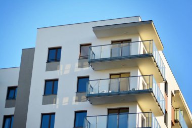 Çağdaş mimarinin soyut parçası. Konut modern bina