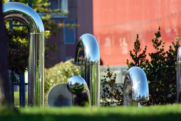 Genel Sanat yükleme önünde modern bina. Dekoratif Paslanmaz çelik borular