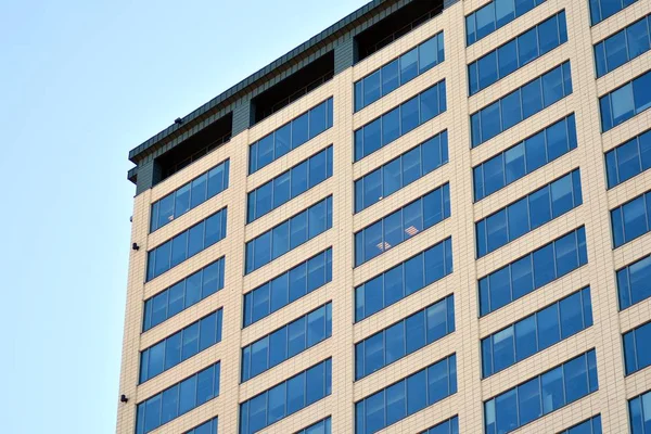 現代建築の抽象的なフラグメントは ガラスとコンクリートで作られた壁 近代的なオフィスビルのガラス カーテンの壁 — ストック写真
