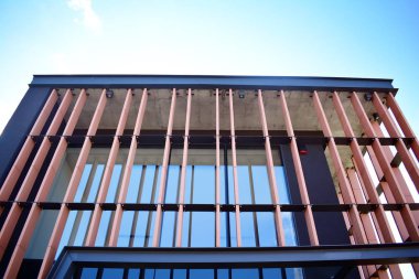 Çağdaş mimarinin, beton ve camdan duvarlar soyut parçası. Cam giydirme cephe modern ofis binası