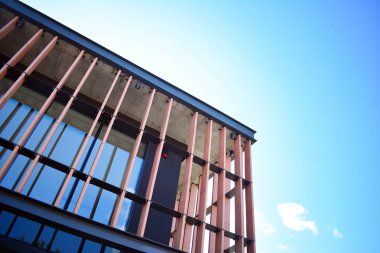 Çağdaş mimarinin, beton ve camdan duvarlar soyut parçası. Cam giydirme cephe modern ofis binası