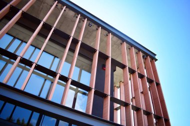 Çağdaş mimarinin, beton ve camdan duvarlar soyut parçası. Cam giydirme cephe modern ofis binası