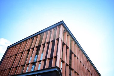 Çağdaş mimarinin, beton ve camdan duvarlar soyut parçası. Cam giydirme cephe modern ofis binası