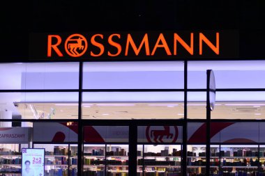 Varşova, Polonya. 15 Ekim 2018. Rossmann imzala. Şirket tabela Rossmann.