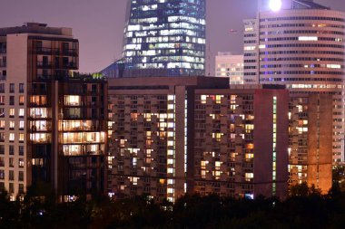 Modern ofis geceleri. Gece ışıkları, Şehir Ofisi şehir merkezinde, cityscape görünümü oluşturma