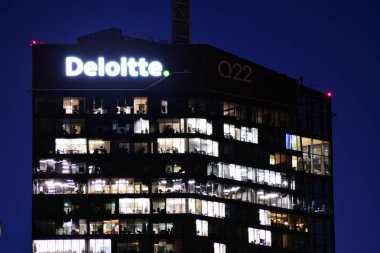 Varşova, Polonya. 25 Eylül 2018. Deloitte üye. Şirket tabela Deloitte.
