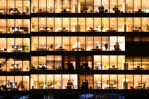 Edificio Oficinas Por Noche Tarde Trabajo Muro Cortina Vidrio Edificio —  Fotos de Stock