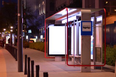 Gece modern bir otobüs durağında