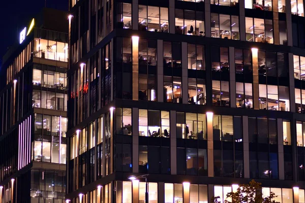 Edificio Oficinas Por Noche Tarde Trabajo Muro Cortina Vidrio Edificio —  Fotos de Stock