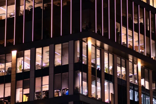 Moderno Edificio Oficinas Por Noche Luces Nocturnas Edificio Oficinas Centro —  Fotos de Stock