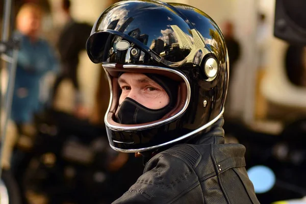 带头盔的摩托车司机在集会上 — 图库照片