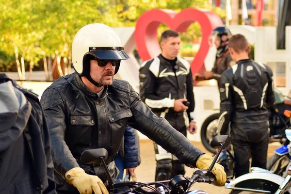 ワルシャワ ポーランド 2018 一流の紳士に乗ってヨーロッパ広場 ヘルメットとバイクのモーターサイク リスト — ストック写真