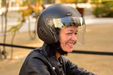 Varşova, Polonya. 29 Eylül 2018. Ayırt edici beyefendinin yolculuk Avrupa meydanında. Motosikletçi ile motosiklet kask içinde üzerinde