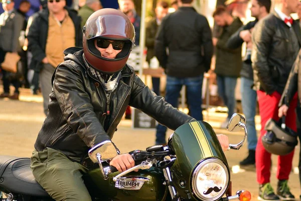 ワルシャワ ポーランド 2018 一流の紳士に乗ってヨーロッパ広場 ヘルメットとバイクのモーターサイク リスト — ストック写真