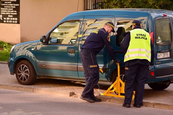 Varşova, Polonya. 1 Ekim 2018. Zabıta. Araba tekerlek tekerlek kilit tarafından bloke çünkü yasadışı otopark ihlali