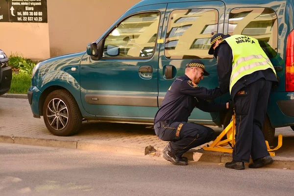 ワルシャワ ポーランド 2018 自治体警察 車のホイールのためホイール ロックによってブロック違法駐車違反 — ストック写真