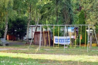 Trzcinsko-Zdroj, Poland.8 Ekim 2018.Green alanlarda şehir Trzcinsko-zdroj Batı Polonya - eski kötü Schonfliess
