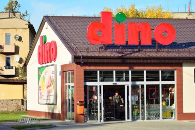 Trzcinsko-Zdroj, Poland.8 Ekim 2018. Dino imzala. Şirket tabela Dino.